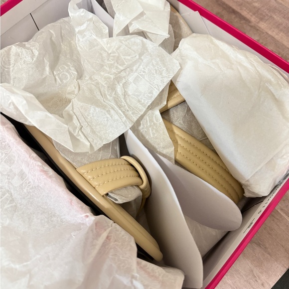 NIB Vince Camuto Women's ECRU Saida Sandal - size 8 - Picture 7 of 7